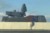 Rusi iznad auto-puta u blizini Moskve postavili moćno oružje: Automobili prolaze dok ono vreba ukrajinske dronove (VIDEO)