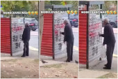 "Student" od 70 i kusur godina uništava grad! Usnimljen kako šara po autobuskom stajalištu - učinimo ga poznatim! (VIDEO)
