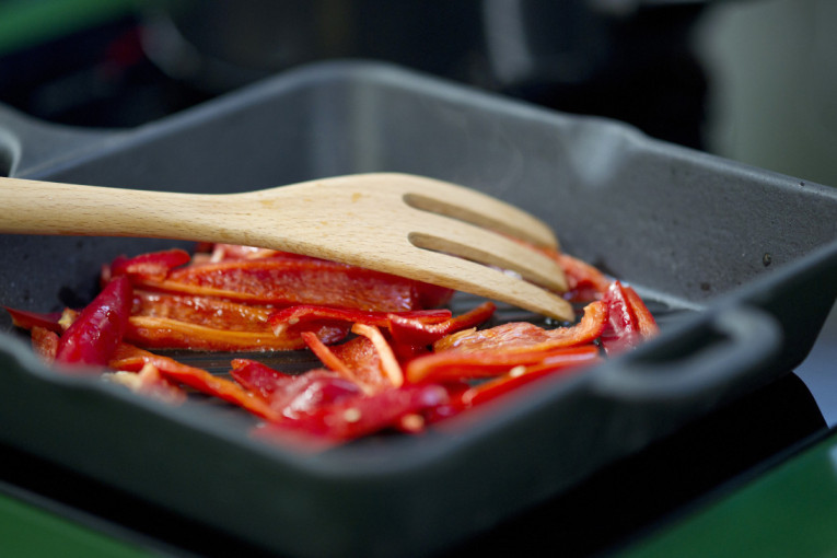 Lažni ajvar je gotov za samo 30 minuta: Zaboravite na sate kuvanja, pravi se direktno u tiganju (RECEPT)