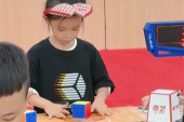 Šestogodišnja devojčica pomera granice: Rubikovu kocku rešava brže nego što možete da zamislite (VIDEO)