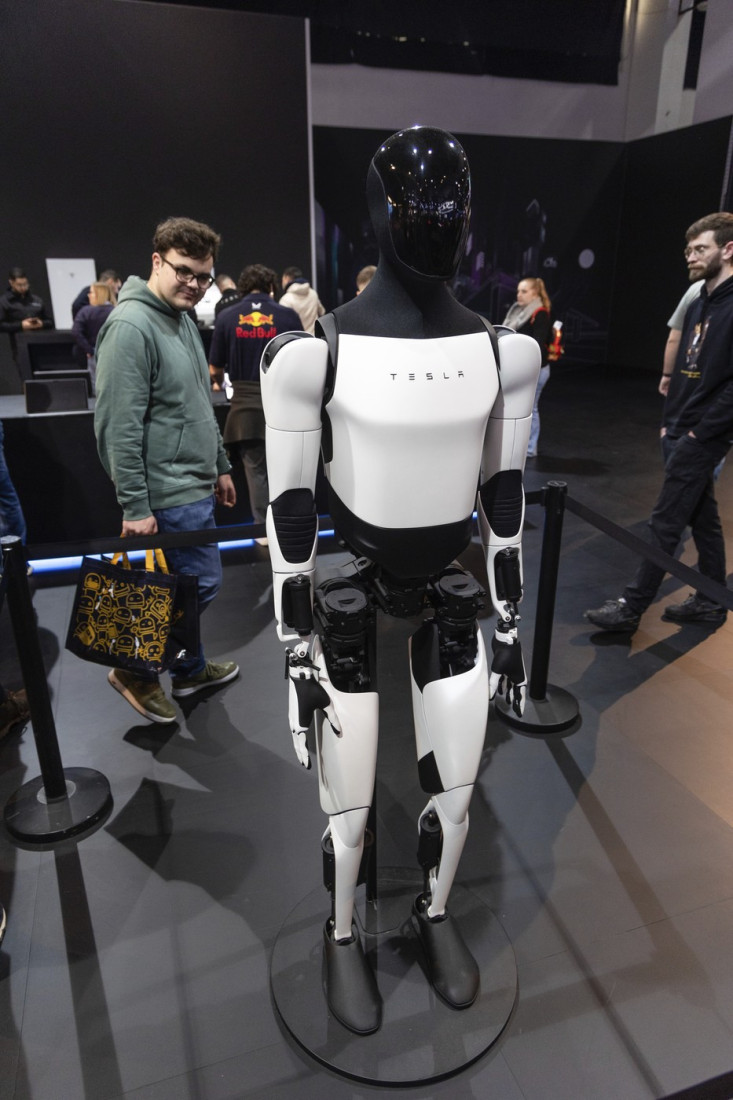 Humanoidni robot stiže na proizvodne linije: Tesla priprema masovnu proizvodnju Optimusa (FOTO)