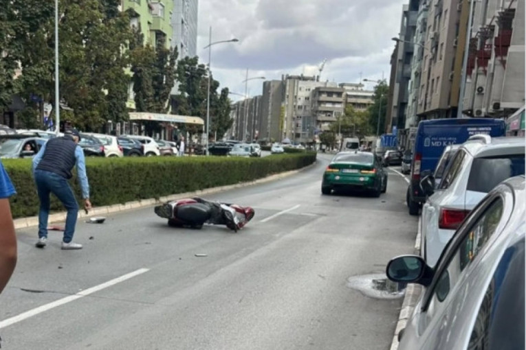BMW presekao put motociklu u Novom Sadu: Žena od siline udara pala na kolovoz (FOTO)