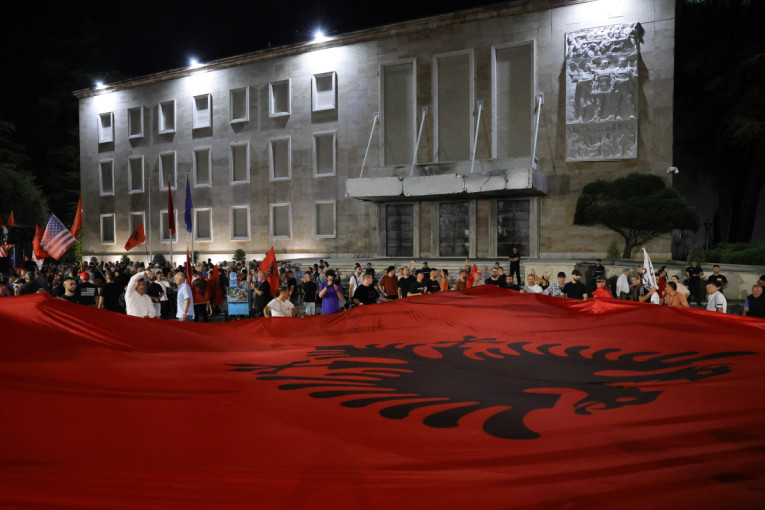 Albanci protestovali u Njujorku zbog presude vođama OVK: Nosili zastave i transparente podrške osuđenima u Hagu (FOTO)