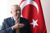 Erdogan mu dao revolver, Navrocki mu sad uzvratio: Poljski predsednik oduševio turskog lidera poklonom (FOTO)