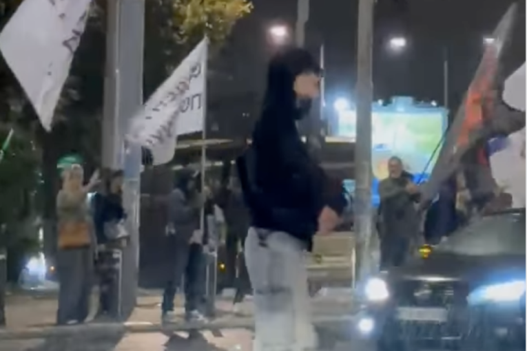 Petnaestak blokadera urla usred Ustaničke, a Beograđani ih ni ne gledaju: Narodu je dosta njihovih predstava (VIDEO)