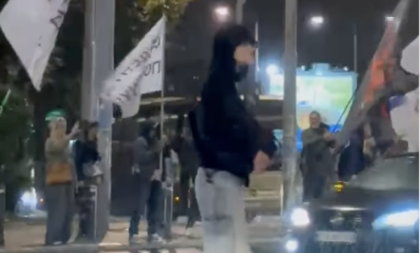 Blokaderima zasmetao i lik generala Mladića: Aktivisti Studentske liste skinuli veliki baner usred Valjeva! (VIDEO)