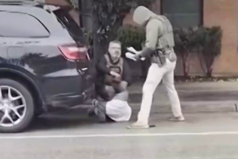 Novi skandal imigracione službe! Agenti oborili Amerikanca na zemlju, munjevito ga pustili kad je viknuo "ja sam državljanin SAD" (VIDEO)