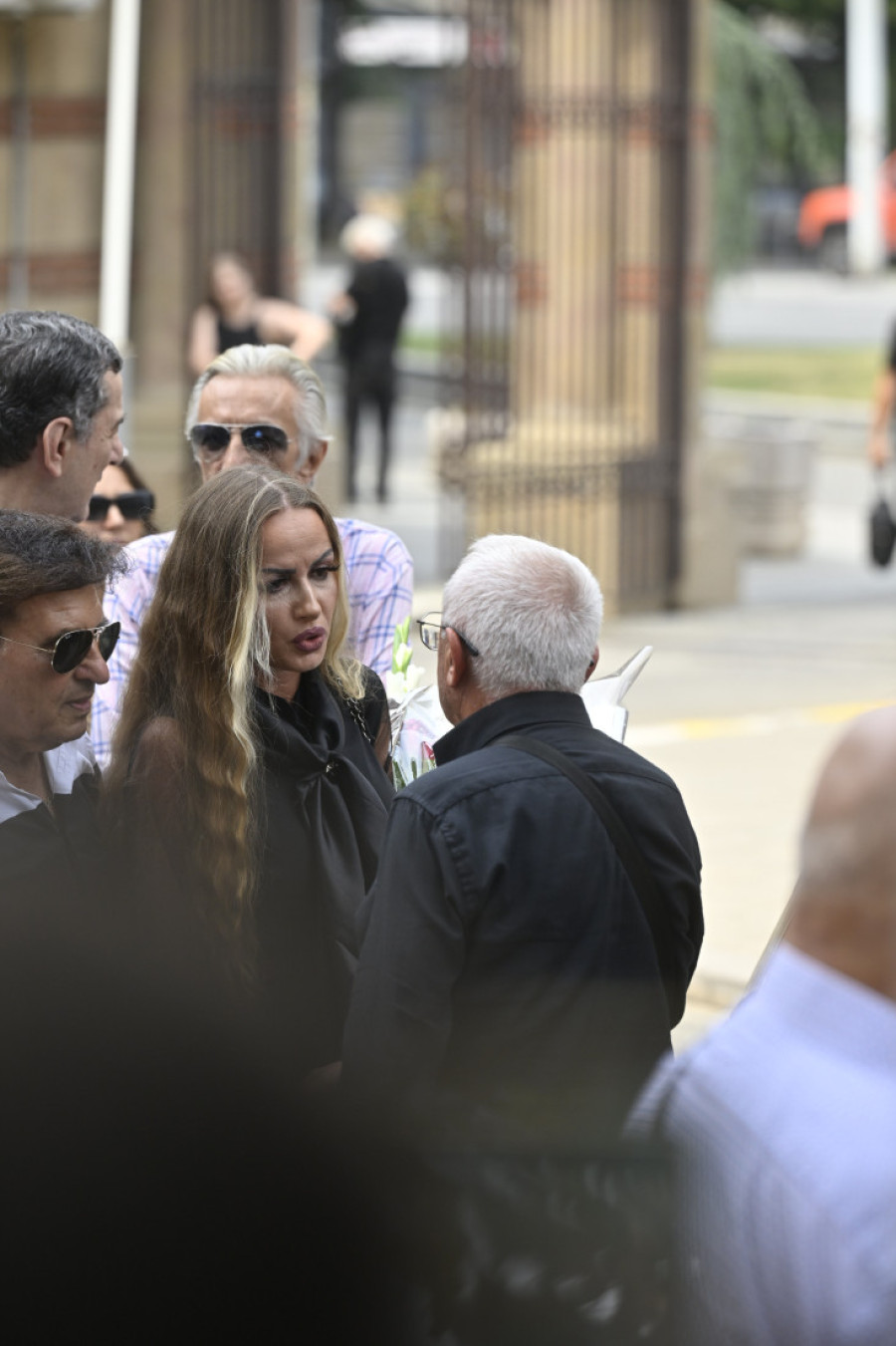 Eru blokader napao na vašaru u Šapcu! Udario ga pesnicom u stomak - Atina Ferari sve videla