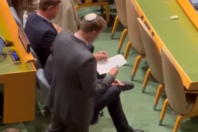 Brojne delegacije napustile salu dok je Netanjahu pričao: Izaelac išao od stola do stola i zapisivao ko sve nije tu (VIDEO)