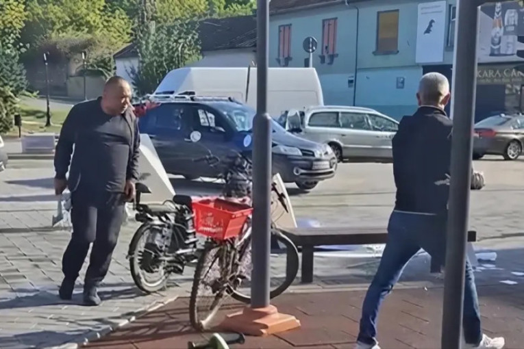 Krvavi pir blokadera u Kuli: Blokader Zoran Sekeruš krvnički sekirom razbijao stranačke štandove SNS i povredio dvoje ljudi (VIDEO)