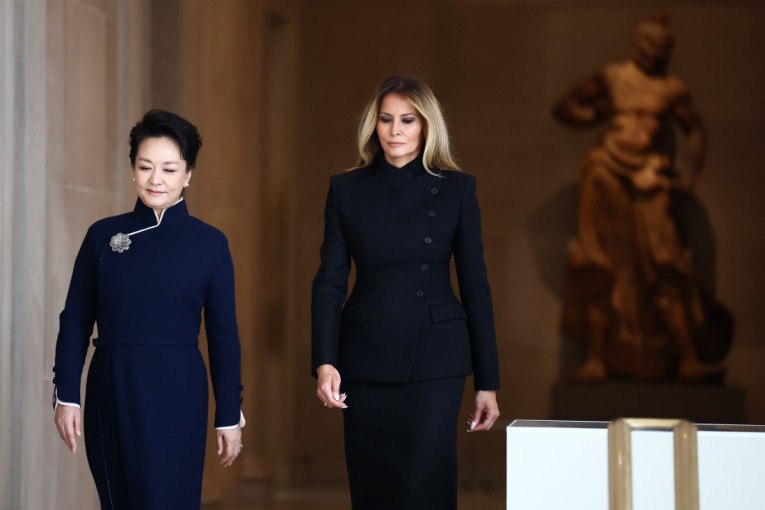 Prva dama Kine zasenila elegancijom i Melaniju: Nekada je bila pevačica, a sad je imala poseban zadatak u Americi (VIDEO/FOTO)