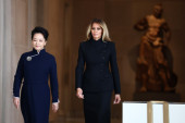 Prva dama Kine zasenila elegancijom i Melaniju: Nekada je bila pevačica, a sad je imala poseban zadatak u Americi (VIDEO/FOTO)