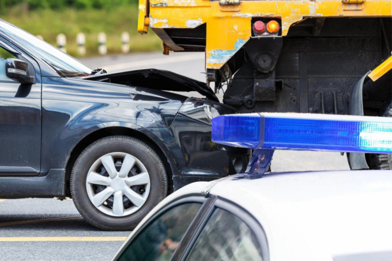 Kamion i automobil se zakucali: Težak sudar na nadvožnjaku između Siriga i Zmajeva (FOTO)