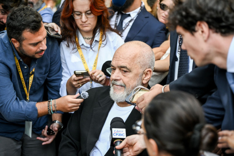 Zasuli Ramu jajima ispred UN, a on im uzvratio: „Histerične kokoške!“ (VIDEO)