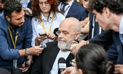 Zasuli Ramu jajima ispred UN, a on im uzvratio: „Histerične kokoške!“ (VIDEO)