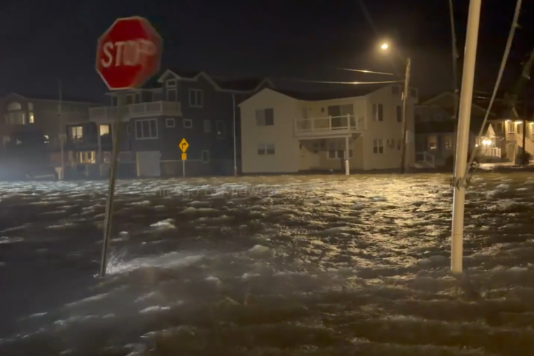 Snažna oluja pogodila istok Amerike: Zbog nevremena obustavljeni letovi, ozkazani koncerti i utakmice (VIDEO)