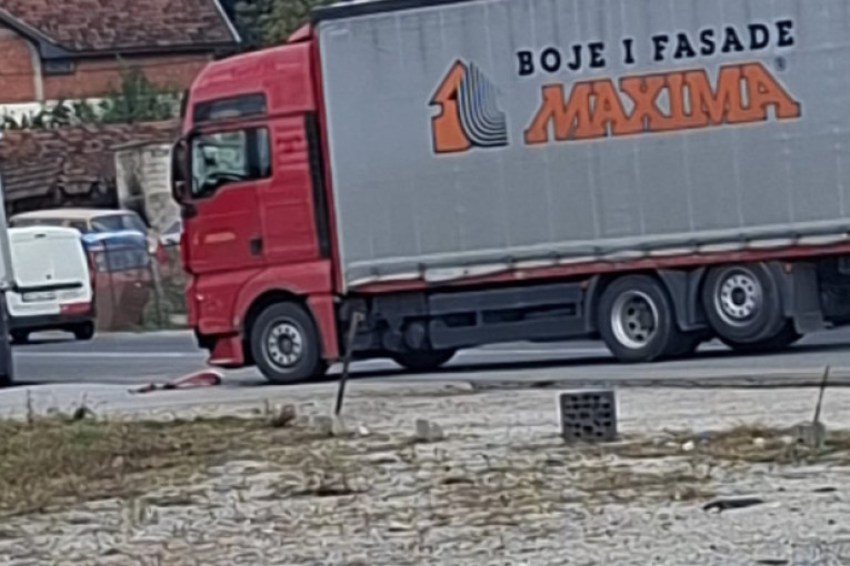 Težak udes na Ibarskoj magistrali kod Čačka: Automobil potpuno slupan posle sudara sa kamionom (FOTO)