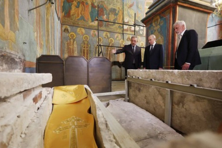 Putin na ratište poslao mošti sveca: Meću vojnike stigle kosti slavnog ruskog kneza (VIDEO)
