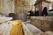 Putin na ratište poslao mošti sveca: Meću vojnike stigle kosti slavnog ruskog kneza (VIDEO)