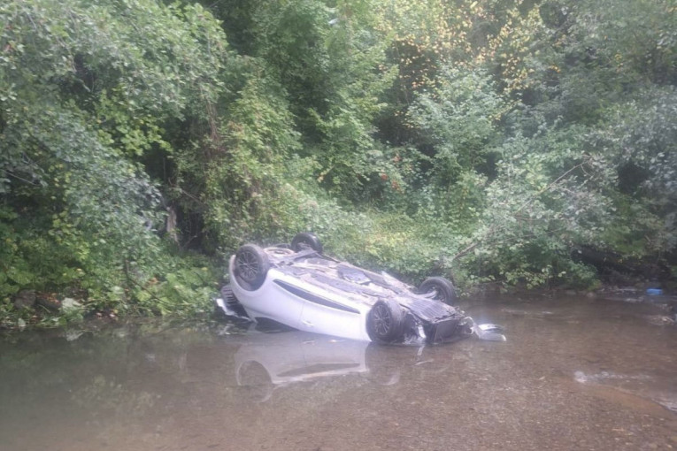 Automobil sleteo u provaliju kod Bijelog Polja: Jedna osoba povređena (FOTO)