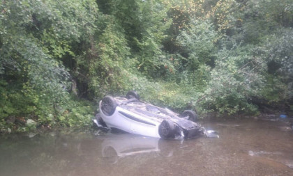 Automobil sleteo u provaliju kod Bijelog Polja: Jedna osoba povređena (FOTO)