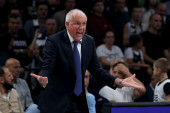 Obradović šokantno ostao bez prvog trofeja u sezoni! PAOK trojkom uz zvuk sirene srušio moćni PAO u Superkupu Grčke! (VIDEO)
