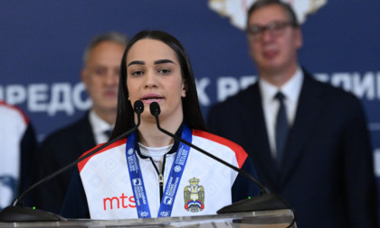 "Zlatna" Sara: Ponosno predstavljam Srbiju i delim ovu medalju sa svima (VIDEO)