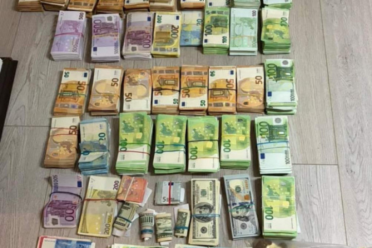 Filmska racija u Budvi: Kod Rusa pronađeno milion evra, među novcem i srpski dinari – u stanu poligraf i lažne novčanice (FOTO)