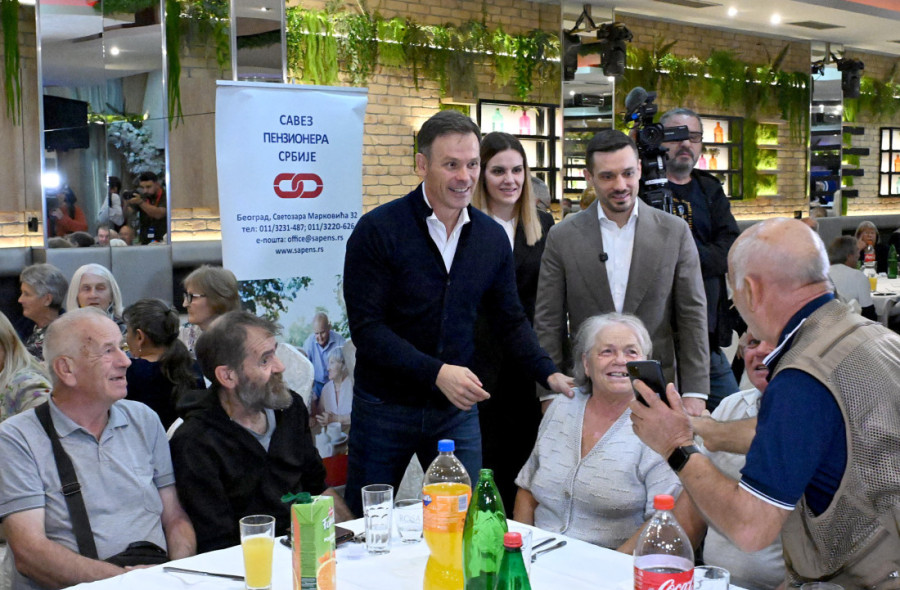 Isplaćene pomoći, a u decembru stižu penzije uvećane za 7,5 odsto: Mali sa penzionerima u Borči (FOTO/VIDEO)