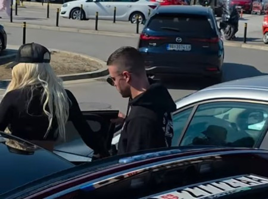 Jelena Karleuša uhvaćena sa 25 godina mlađim dečkom! Došao po nju na aerodrom, svi bruje da su u vezi! (VIDEO)