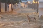 Skijatos pod vodom: Za samo pola sata ulice se pretvorile u potoke (VIDEO)