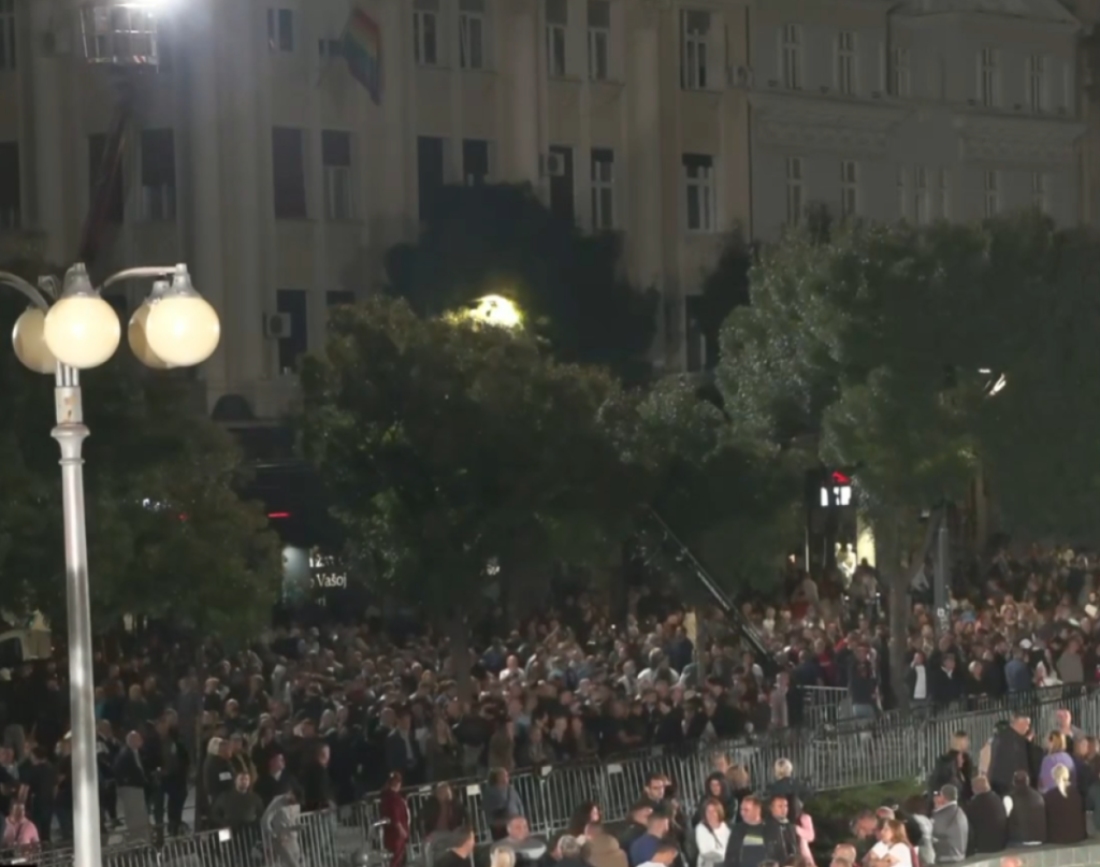 "Nismo se u fotelji rodili" - Vučić se obratio narodu ispred Predsedništva: Mene sad čeka podnošenje ostavke, ali borba tek počinje (VIDEO)
