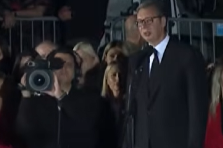 Vučić se obraća ispred Predsedništva: Okupljen veliki broj građana (VIDEO)