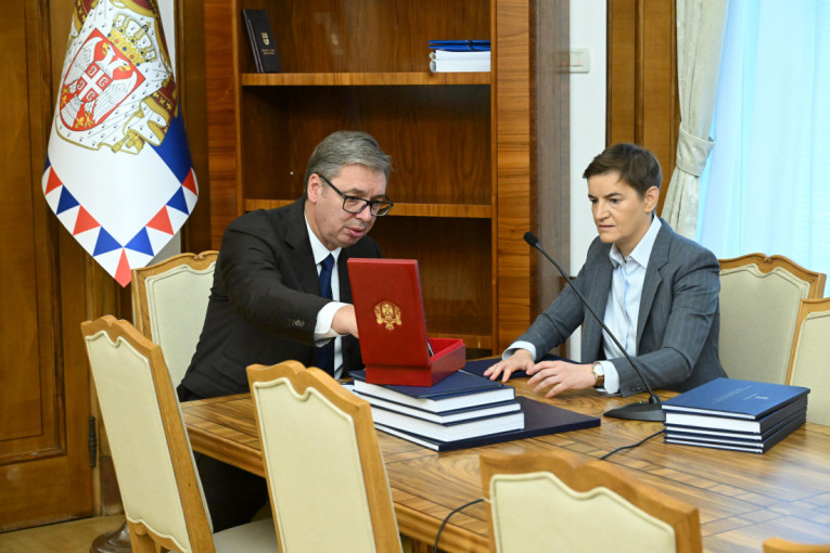 Vučević na Pešteru častio meštane i razgovarao sa njima o politici