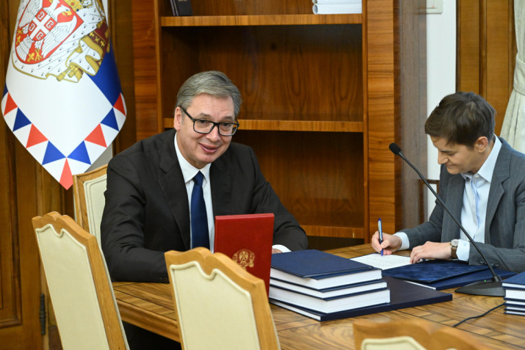 Vučić predao dužnost Ani Brnabić: Ona od danas na čelu Srbije do izbora novog predsednika