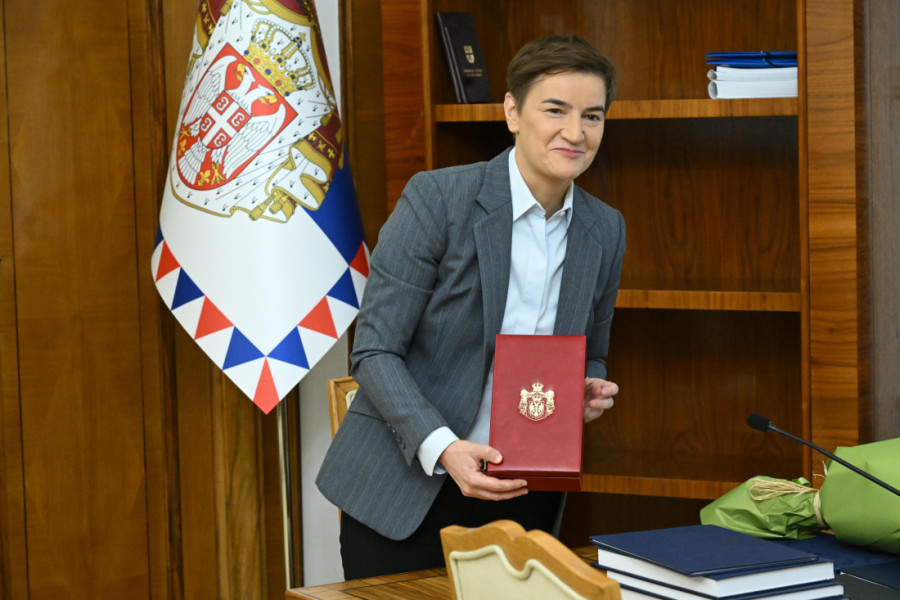 Vučić predao dužnost Ani Brnabić: Ona od danas na čelu Srbije do izbora novog predsednika