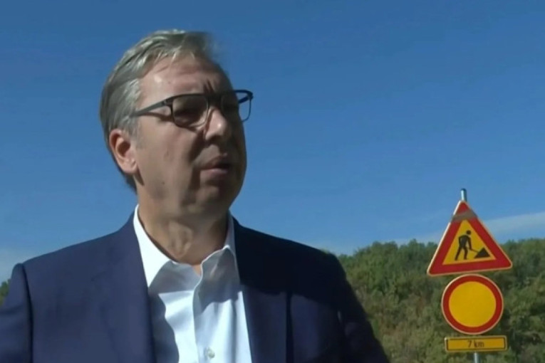 Vučić nastavio putovanje po Srbiji: Obilazi radove na putu Brestovac-Selište