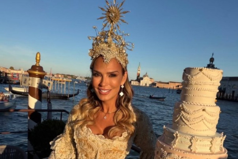 Marijana Mateus slavila kao kraljica u Veneciji: Pogled na čuvenu baziliku, raskošni kostimi i torta na 10 spratova