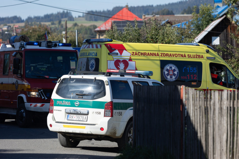 Horor u osnovnoj školi: Učenik osmog razreda nožem izbo tri osobe - nastavnica preminula, devojčica kritično (FOTO)
