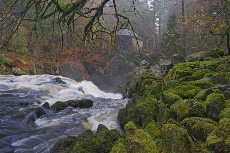 Malo mesto u Škotskoj koje u jesen izgleda kao iz bajke: Pravi raj za odmor (FOTO)
