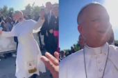 Papa Lav nije krio oduševljenje: Snimak nastao isred Notr Dama ozario vernike (VIDEO)
