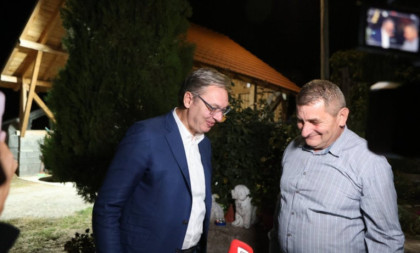 Vučić obišao Istočnu Srbiju: Najavio pobedu na izborima, posetu završio kod druga iz vojske (VIDEO)
