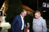 Vučić obišao Istočnu Srbiju: Najavio pobedu na izborima, posetu završio kod druga iz vojske (VIDEO)