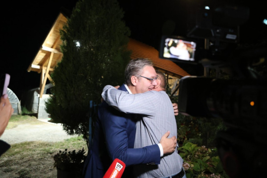 Vučić obišao Istočnu Srbiju: Najavio pobedu na izborima, posetu završio kod druga iz vojske (VIDEO)(VIDEO)