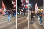 Petnaestak blokadera urla usred Ustaničke! Napali nedužnog čoveka, glavu samo što mu ne otkinuše (VIDEO)