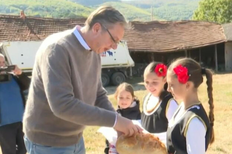 Nastavlja se obilazak Srbije - Vučić u selu Izatovci na farmi Nikolov: Dočekan pogačom i solju