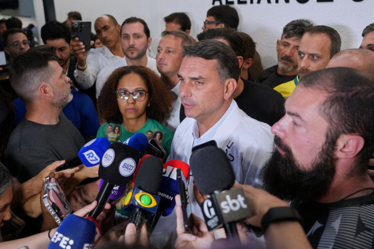 Flavio Bolsonaro u centru skandala pred izbore: Pominju se orgije i korupcija, kruži snimak u kom u boksericama priča kako muva žene (VIDEO)