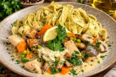 Recept dana: Pileći frikase, kremasti ručak koji se sprema brzo i jednostavno