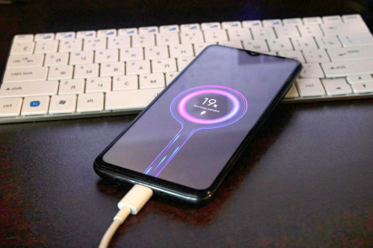 Apple je pokrenuo trend, a Android ide još dalje: Sprema se neverovatan kapacitet baterije