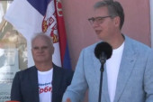 Vučić u Šimanovcima razgovara sa narodom: Ne nasedajte na njihove priče, važno je da svaki čovek izađe na izbore (VIDEO)